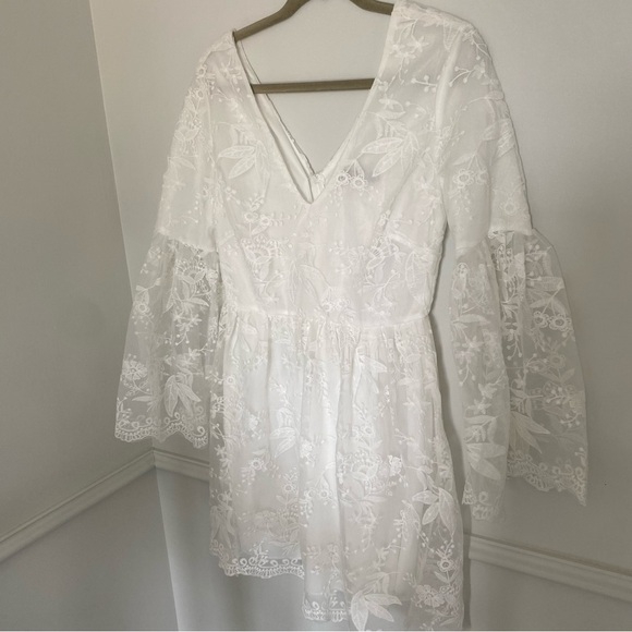 BRAND New CBR White Lace V-Neck Bell Sleeve Short Dress Large - Picture 3 of 6